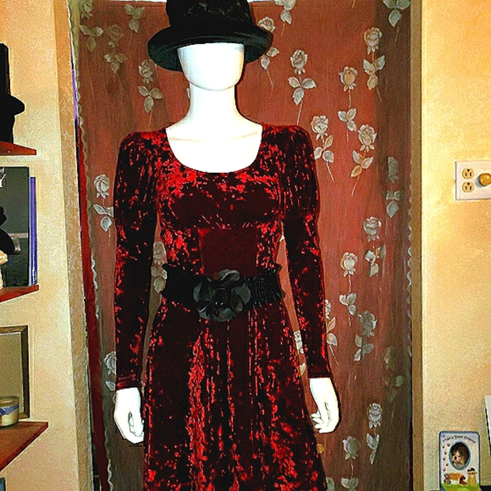❤Gorgous Dark Red Velvet Long Sleeved Dress❤ - Picture 2 of 3